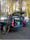 Richter Roland Pfaff. Im Hintergrund muss Lilli den ganzen Morgen im Auto warten.