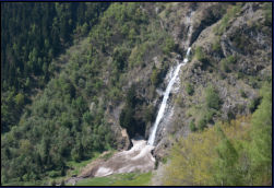 Noch strzte der Partschinser Wasserfall in ein Schneefeld hinab.
